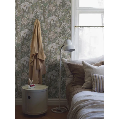 Harmaa makuuhuoneen tapetti Friviva kukkakuviolla Borastapeterilta 2080 image