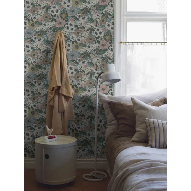 Makuuhuoneen tapetti Kvackstepp roosa ja monivarinen kukkatapetti Borastapeterilta 2089 image