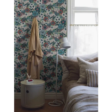 Makuuhuoneen tapetti Kvackstepp sinisella tihealla kukkakuviolla Borastapeterilta 2087 image