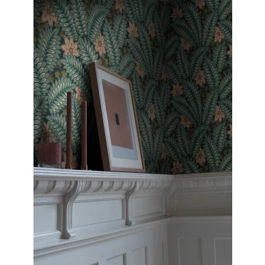 Vihrea olohuoneen tapetti Hidden Ivy lehtikuviolla Borastapeterilta 2250 image