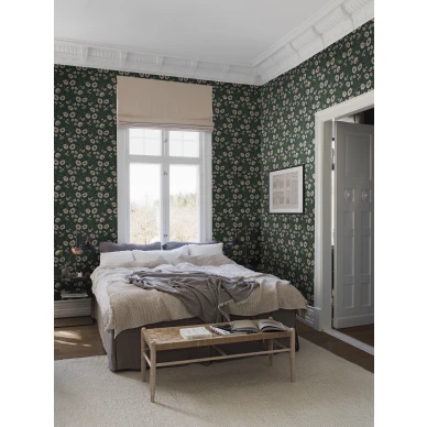 Makuuhuoneen tapetti Poppy Flow musta liila kukkakuvio Borastapeterilta 2268 image