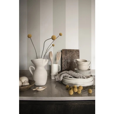 Keittion raidallinen tapetti Magnus beige valkoinen levearaita Sandbergilta 516 69 image