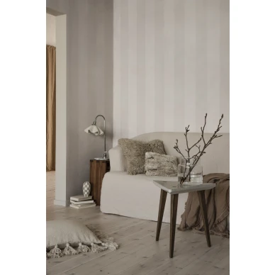 Olohuoneen raidallinen tapetti Magnus beige valkoinen levearaita Sandbergilta 516 01 image