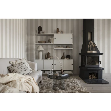 Olohuoneen raidallinen tapetti Magnus beige valkoinen levearaita Sandbergilta 516 69 image