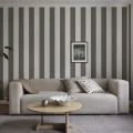 S10342 Magnus harmaa raitatapetti olohuoneessa