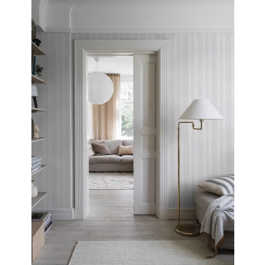 Olohuoneen raidallinen tapetti Borastapeterilta vaalea Gustaf 3278 image