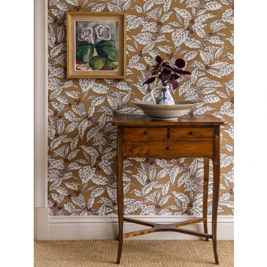 Olohuoneen ruskea lehtitapetti Caffeine Langelid von Bromssenilta 25 52 image