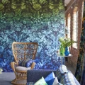 Designers Guildin sininen kukkatapetti Tarbana Damask