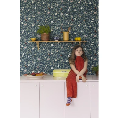 Lastenhuoneen tummansininen perhostapetti Pixie Shore Rebel Wallsilta R18113 image