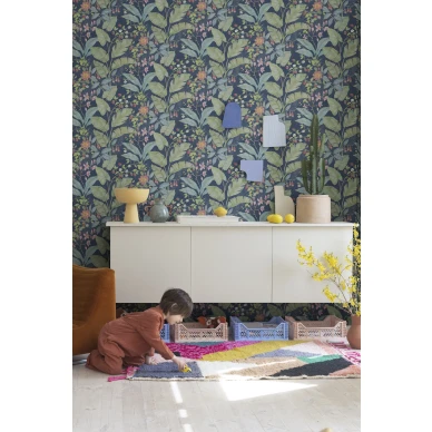 Lastenhuoneen tumma lehtitapetti Strawberry Lane Rebel Wallsilta R18072 image