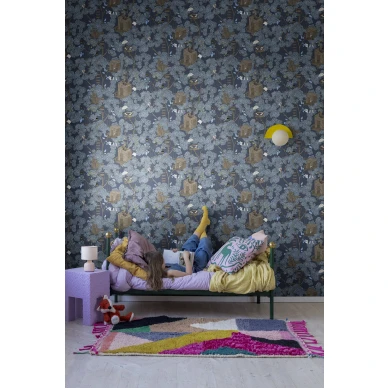 Lastenhuoneen tummansininen puutapetti Treehouse Rebel Wallsilta R18012 image