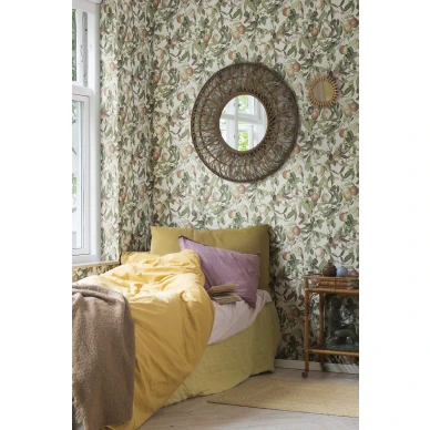 Makuuhuoneen tapetti Rebel Wallsilta beige hedelmakuvio Peach Valley R17992 image