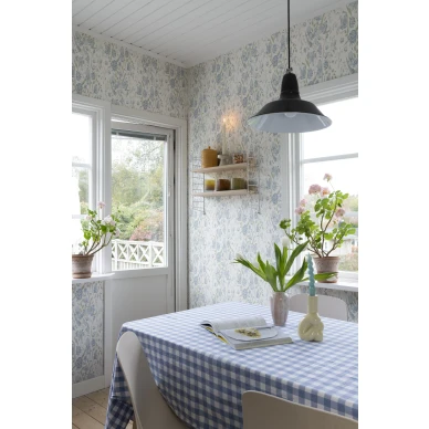 Keittiotapetti Sandbergilta sinisella kukkakuviolla Karins Bukett S10162 image