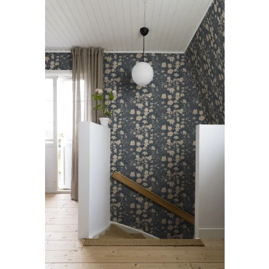 Sininen kukkatapetti Sandbergilta Karins Bukett S10163 image