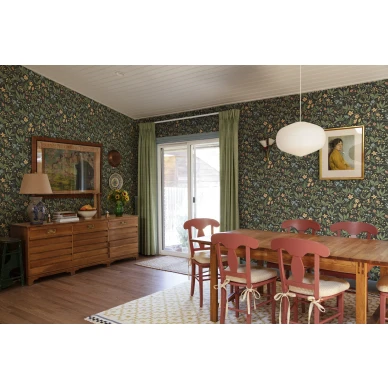 Olohuoneen tapetti tummalla kukkakuviolla Huset i Solen Sandbergilta S10161 image