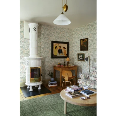 Olohuoneen vihrea kukkatapetti Huset i Solen Sandbergilta S10160 image