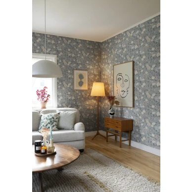 Kukkatapetti Till Karin sinisena sopii hyvin kodin olouoneeseen image