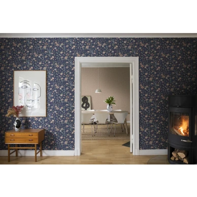 Till Karin tummansininen kukkatapetti Sandbergilta image