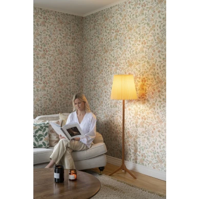 Valkoinen kukktapetti Till Karin sopii hyvin kodin olohuoneeseen image