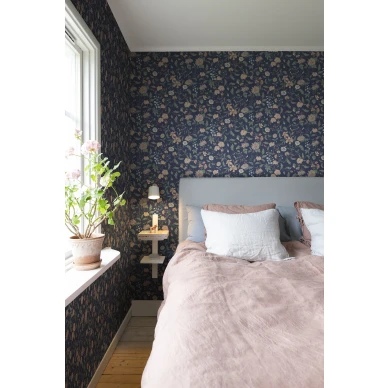 tummansininen kukkatapetti Till Karin Sandbergilta image