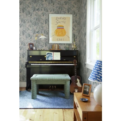 Sanbergin Kerstin lehtitapetti sinivalkoisena on hyva vaihtoehto olohuoneeseen image