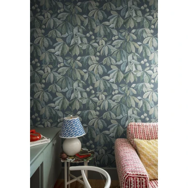 Sandbergin kersti tapetti sinisella pohjalla ja vihreilla lehdilla sopiii hyvin kodin olohuoneeseen image