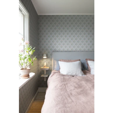 Maalaisromanttinen Maskrosen tapetti sinisella pohjalla kodin makuuhuoneeseen image