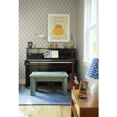 Sandbergin Maskrosen kukkatapetti pinkin varisena olohuoneeseen tuo piristysta image