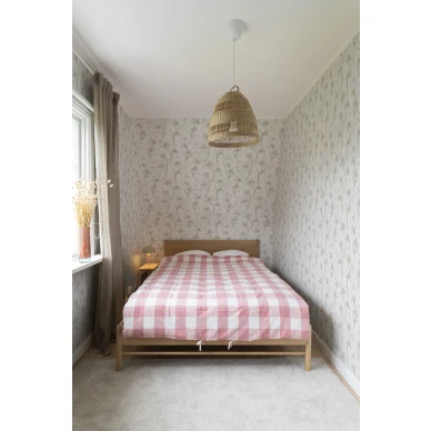 Iris romanttinen kukkatapetti valkoisella pohjalla ja vaalenpunaisilla kukilla image