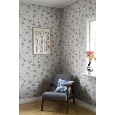 Kukkatapetti Iris Sandbergiltasinivalkoisena sopii hyvin kodin olohuoneeseen image