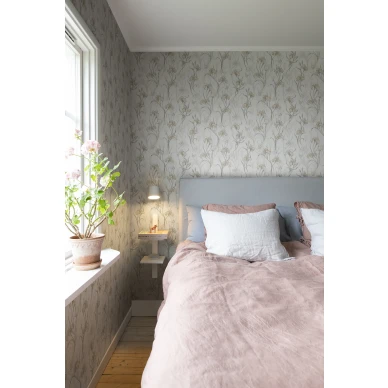 Valkoinen tapetti Iris vaaleanpunaisilla kukilla Sandbergilta image