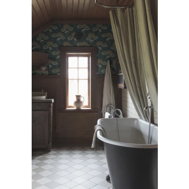 Kylpyhuoneen jugendtapetti sinisella kukkakuviolla Haga Borastapetilta 4168 image