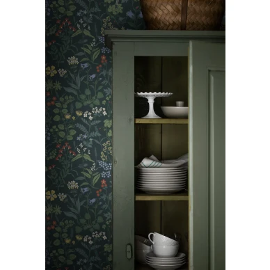 Ruokailuhuoneen tapetti tummalla kukkakuviolla Borastapetilta Flora 4181 image