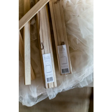 Mrs Migheton puunvarinen julistelista Poster Hanger v2 image