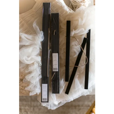 Musta julistelista Poster Hanger Mrs Mighettolta v3 image