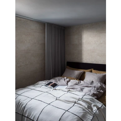 Makuuhuoneen yksivarinen beige tapetti Limestone 9429w Borastapeterilta image