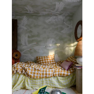 Makuuhuoneen vihrea joutsentapetti Clouds Swan 9414w Borastapeterilta image