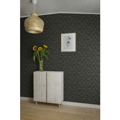 Tumma kukkatapetti Signe Sandbergilta S10158 image