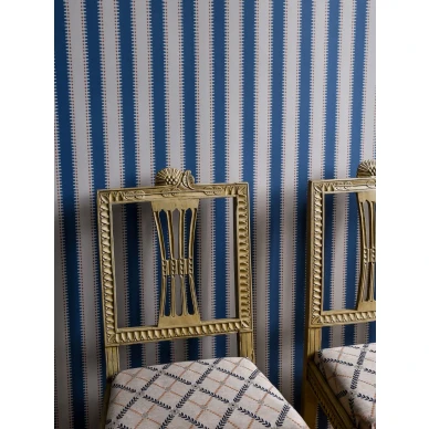 Sinivalkoinen tapetti Jagged Stripe 30 64 Langelid von Bromssenilta image