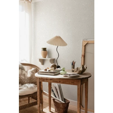 Olohuoneen tapetti Caroline Sandbergilta beigella kukkakuviolla S10209 image