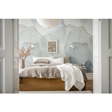 Makuuhuoneen tapetti akvarellitaideteoksina Petals R18587 Rebel Wallsilta image
