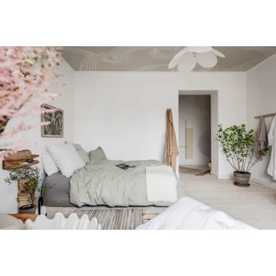 Tapetoi katossa Rebel Wallsin kuvatapetilla Petals R18421 image