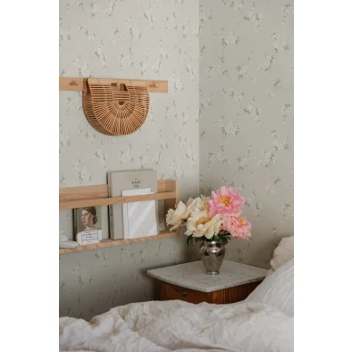 Beige kukkatapetti makuuhuoneeseen Engla Sandbergilta S10186 image