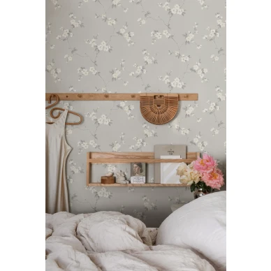 Makuuhuoneen harmaa kukkatapetti Engla Sandbergilta S10187 image
