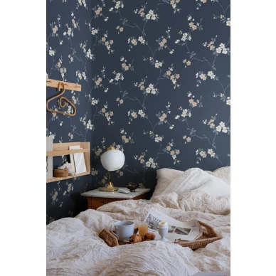 Makuuhuoneen romanttinen kukkatapetti Sandbergilta Engla S10189 image