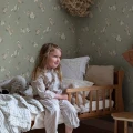 Romanttinen kukkatapetti lastenhuoneeseen Engla Sandbergilta S10188
