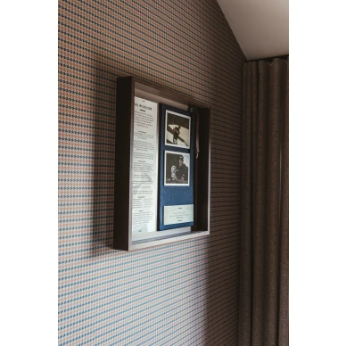 Retrotyylinen raidallinen tapetti Houndstooth 904 74 Ulricehamnin tapettitehtaalta image