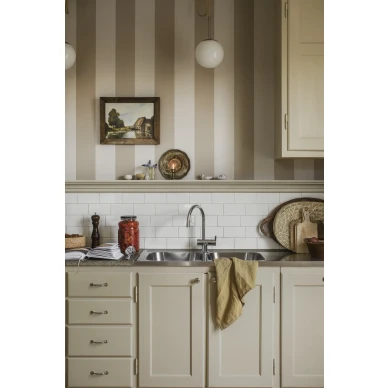 Keittion raidallinen tapetti Lineup 903 41 Ulricehamnin Tapettitehtaalta image