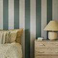 Makuuhuoneen raidallinen tapetti Lineup 903 75 Ulricehamnin tapettitehtaalta