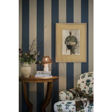 Olohuoneen raidallinen tapetti Lineup 903 84 Ulricehamnin tapettitehtaalta image